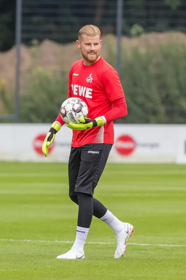 Timo Horn mit Lächeln im Gesicht und Ball in Hand