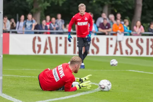 Timo Horn ready to catch the ball