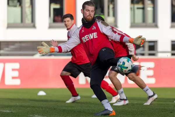 Timo Horn schießt den Ball mit voller Wucht