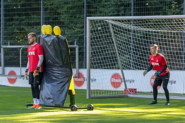 Timo Horn und Freistoßmauer