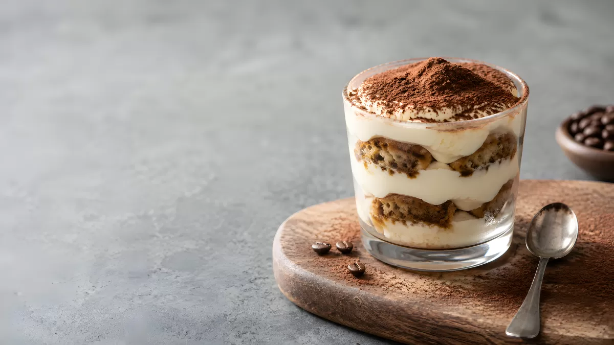 Tiramisu im Glas mit Mascarpone und Kakaopulver
