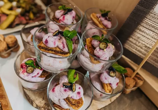 Tiramisu mit Blaubeeren und Creme