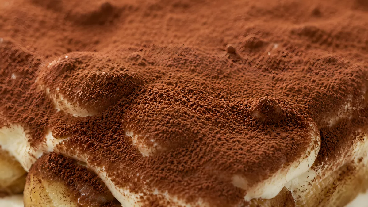 Tiramisu mit Kakao bestäubt in Nahaufnahme