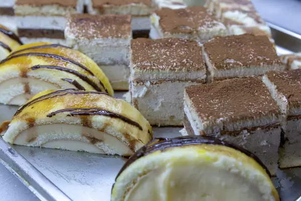 Tiramisu und Kuchen Roulade in Häppchengröße