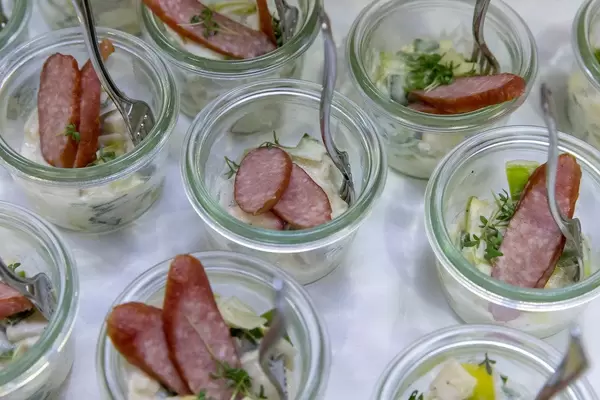 Tiroler Kaminwurzen auf Apfel-Lauchsalat in kleinen Gläschen auf dem BarCamp in Bonn