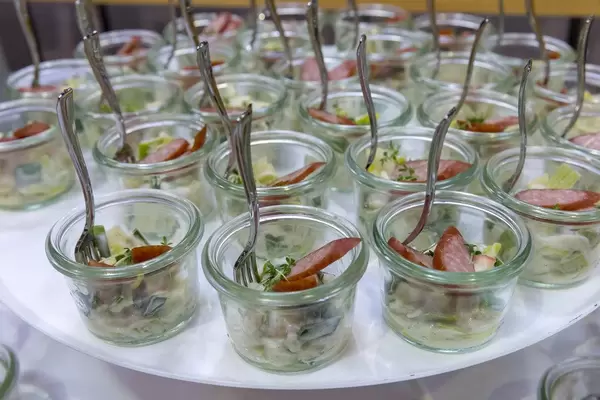 Tiroler Kaminwurzen mit Apfel-Lauchsalat in kleinen Gläschen auf dem BarCamp Bonn