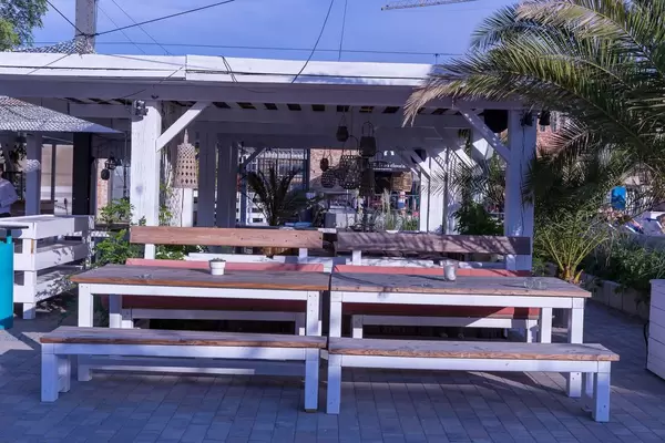 Tische mit Sitzbänken im Haubentaucher in Berlin