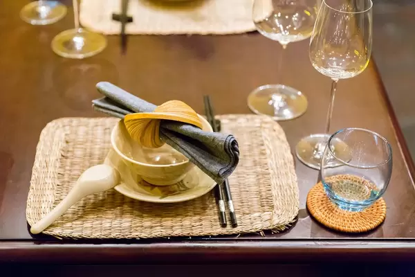 Tischgedeckt im Set Home Hoi An Restaurant