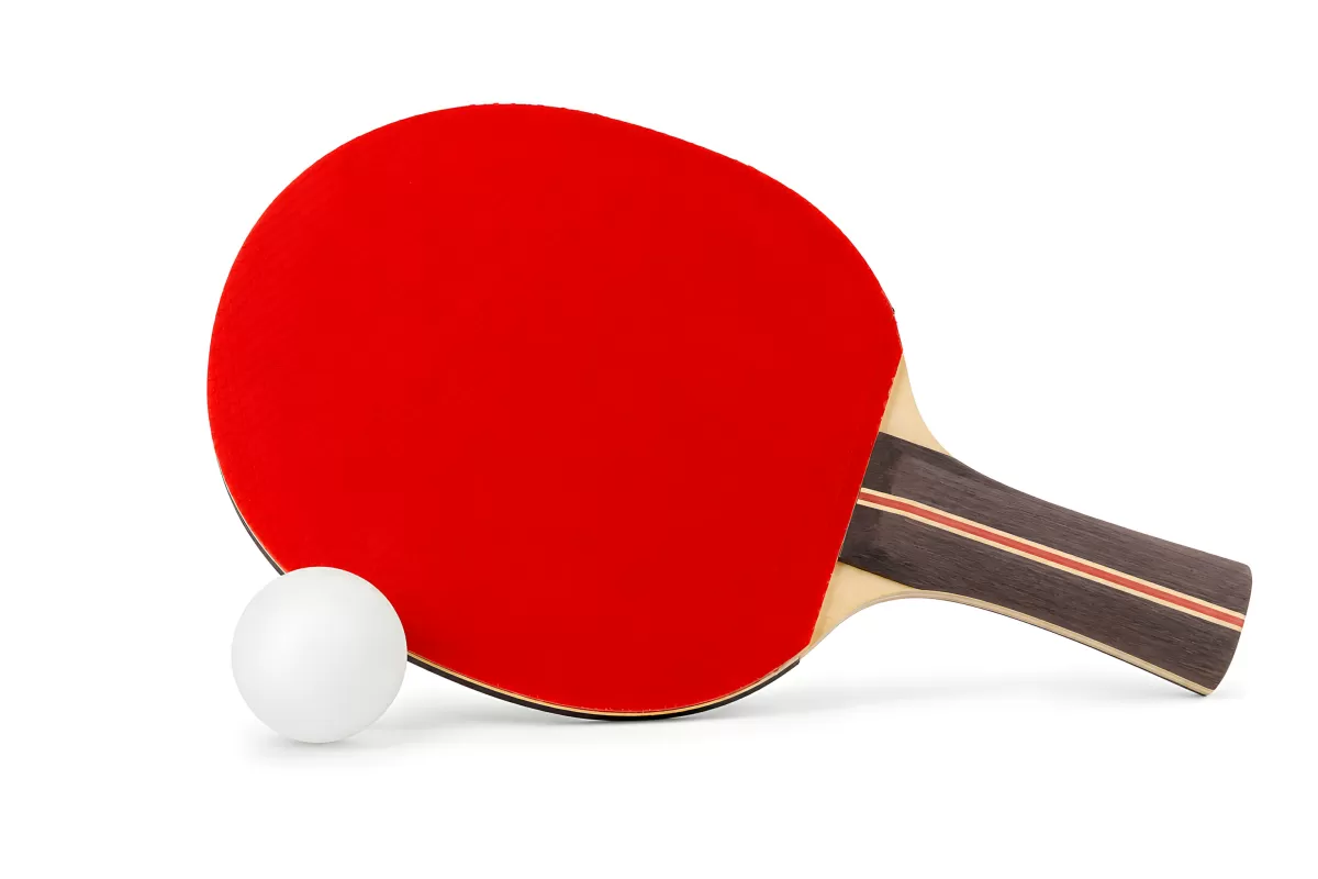 Tischtennisschläger mit rotem Belag und weißem Ball