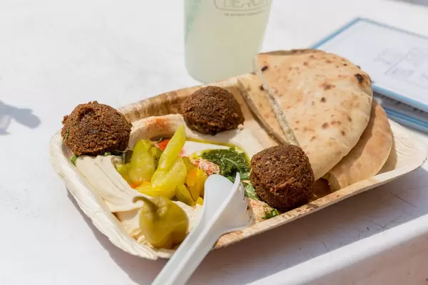 TLV Beach Teller: Humus mit Tahina, eingelegtes Gemüse, Falafel & Pita-Brot