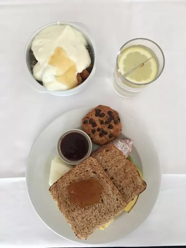 Toast, Kekse, Obst und Müsli