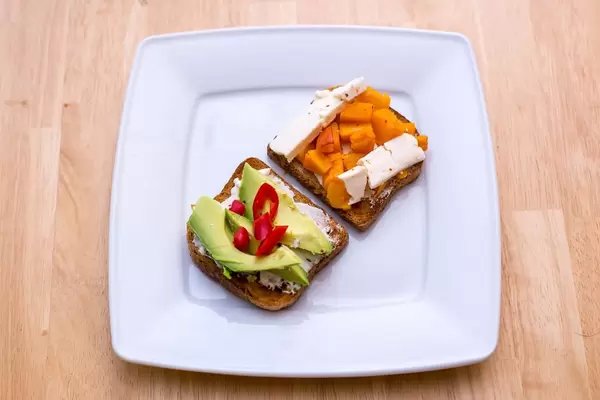 Toast mit Avocado, Chili und Kürbis