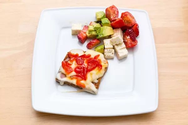 Toast mit Käse, Paprikamarmelade und Salat