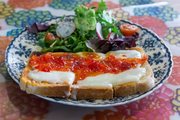 Toast mit Käse und Paprika-Marmelade