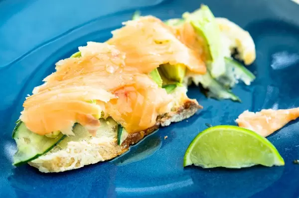 Toast mit Lachs und Avocado