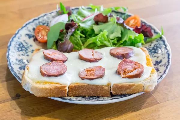 Toast mit Salsiccia Wurst