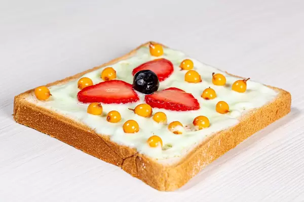 Toast mit Sanddorn Beeren, Blaubeeren und Erdbeeren