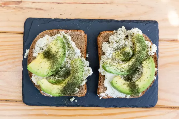 Toastbrot mit Ricotta und Avocado auf Steinservierplatte