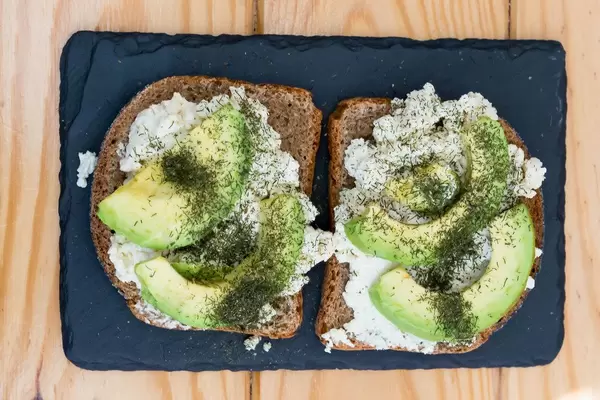 Toastbrot mit Ricotta und Avocado mit Dillspitzen