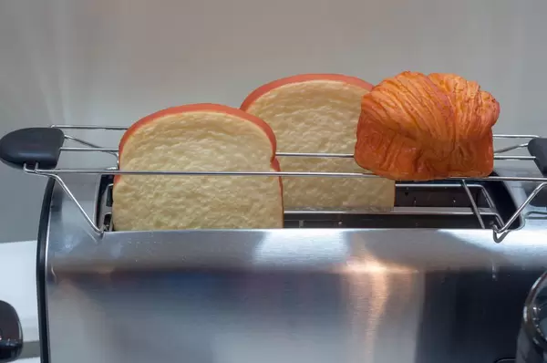 Toastbrotscheiben in einem Toaster aus rostfreiem Stahl