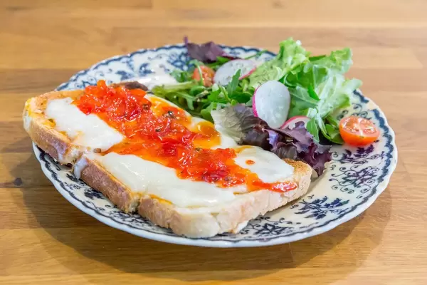 Toasts with Pepperjam and salad