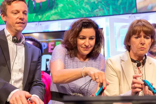 Tobias Hans, Dorothee Bär und Henriette Reker spielen auf der Nintendo Switch