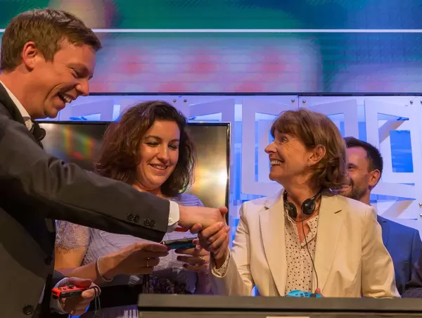 Tobias Hans und Henriette Reker schütteln Hände nach einer Partie Super Mario Party