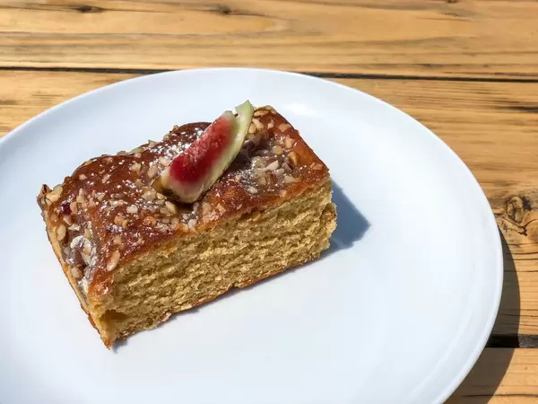 Toffee-Haselnuss-Schnitte mit einer Feige obendrauf