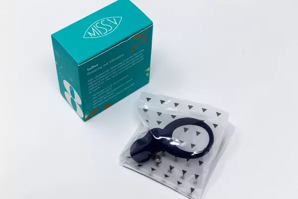 Toffee Penisring mit Vibration aus dem achten Türchen des Amorelie Adventskalenders