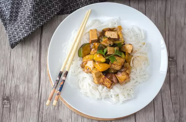 Tofu in Soße mit Bandnudeln aus Reis. Draufsicht
