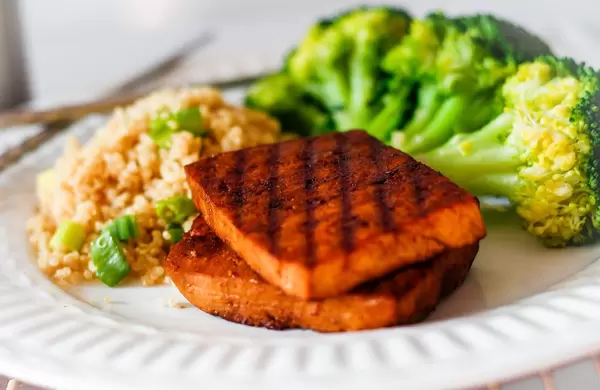 Tofu mit Reis und Brokkoli
