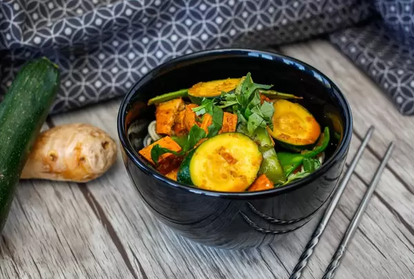 Tofu mit Zucchini und Brechbohnen