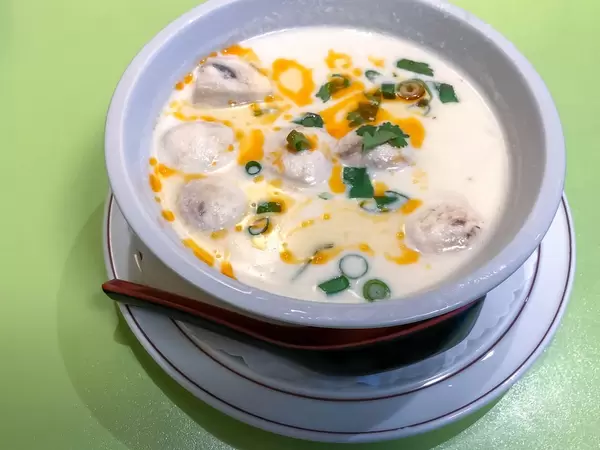 Tom Kaa Phak in Krua Thai Köln: Vegetarische Kokosmilchsuppe mit Champignons, Galgant und Zitronengras