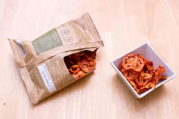 Tomatenchips pur von Dörrwerk in der Verpackung und in der Schüssel