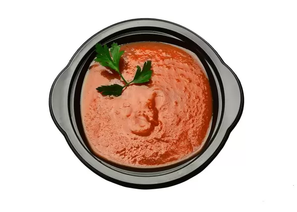 Tomatencremesuppen vor weißem Hintergrund