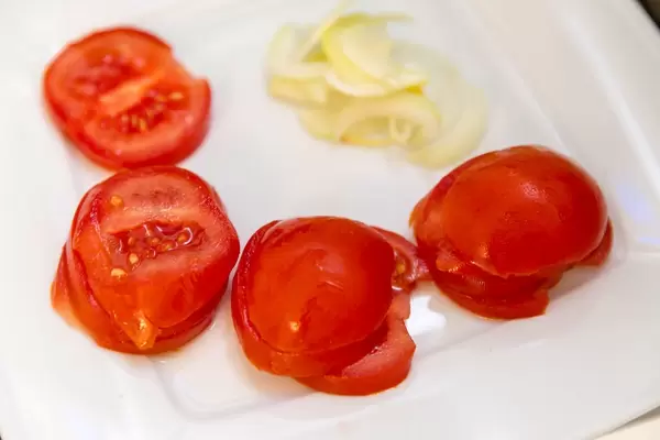 Tomatenscheiben und Zwiebelscheiben auf dem Teller
