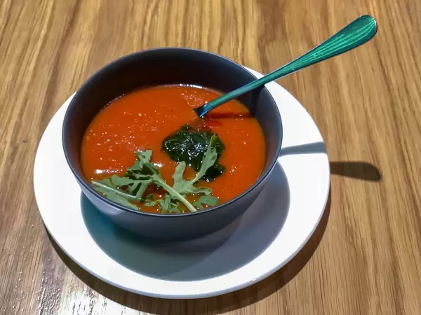 Tomatensuppe beim Avocado Cafe: Tomaten, Cherrytomaten, Karotten, Zwiebel, Knoblauch, Rucola, Gewürze, Basilikumsauce, Kräuter der Provence