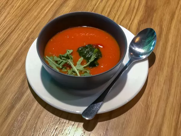 Tomatensuppe mit italienischen Kräutern beim Avocado Cafe