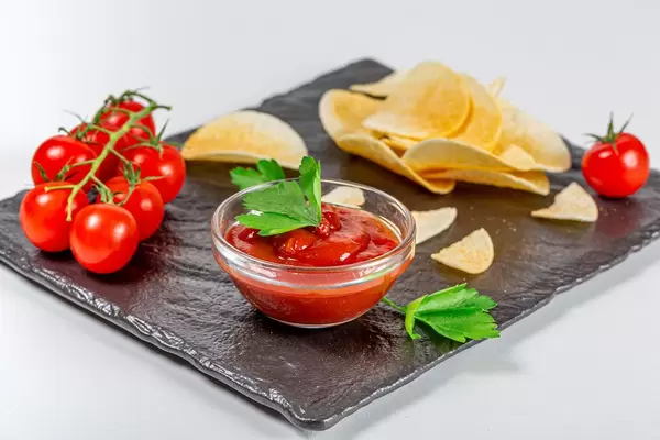 Tomato sauce with fresh tomatoes and potato chips