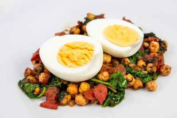 Tomato with Chickpeas and Baby Spinach served with boiled eggs (Flip 2019)