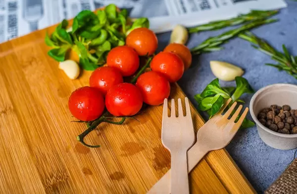Tomatoes on wooden Plate (Flip 2019)