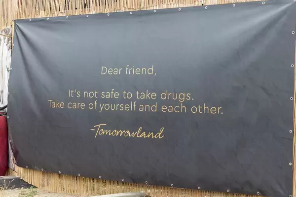 Tomorrowland Festival warnt die Besucher mit einem großen Poster beim Eingang, dass Drogenkonsum gefährlich ist