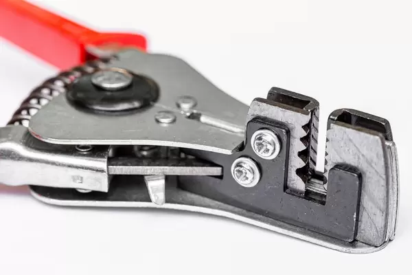 Tongs wire stripper close up