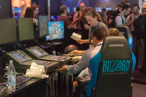 Tontechniker mit Mischpult am Messestand von Blizzard