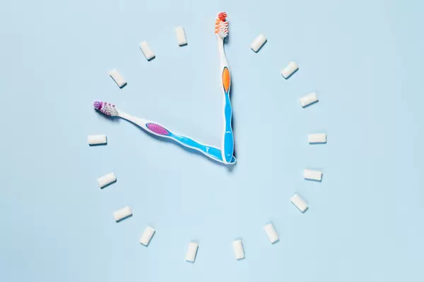 Toothbrushes and chewing gums making a clock