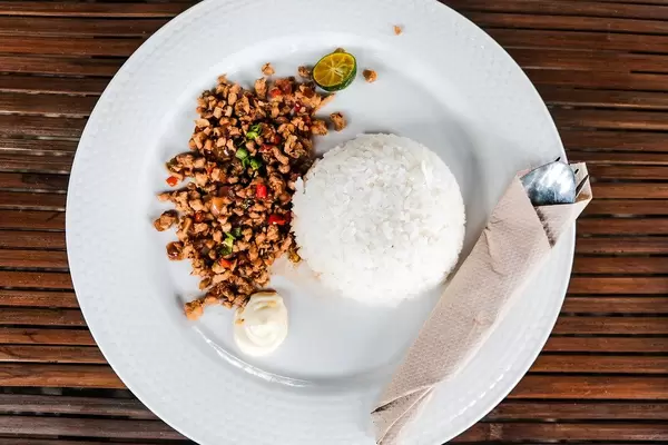 Top shot eines Pork Sisig Gericht mit Reis