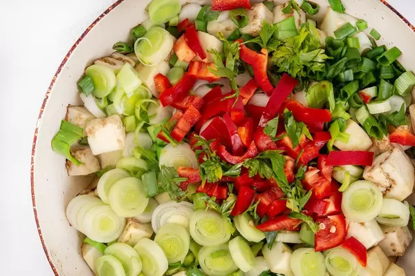 Top-view auf eine Pfanne mit Aubergine, Lauch und Paprika