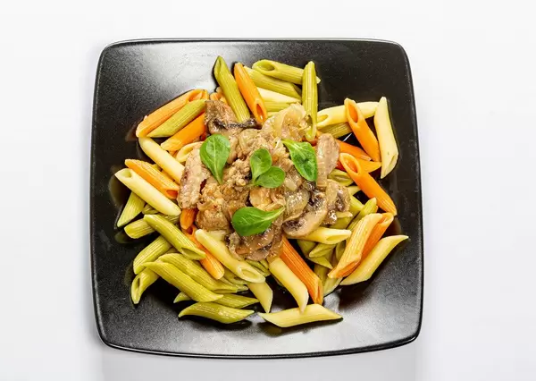 Top-view bunte Pasta mit Fleisch und Pilzen