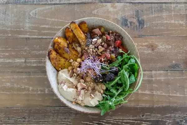 Top-view einer Sizilianischen Caponata in einer Bowl auf einem Holztisch