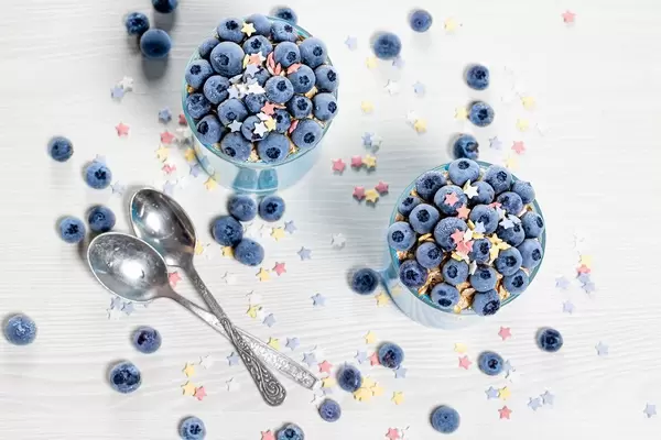 Top-view Frühstückskonzept mit Frucht Smoothie, frischen Heidelbeeren und Haferflocken